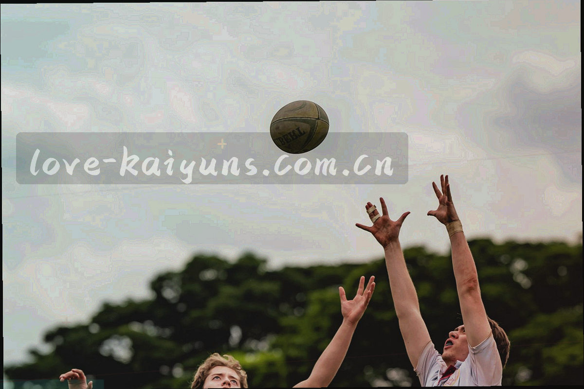 多条彩色数据流交叉，象征团队协作